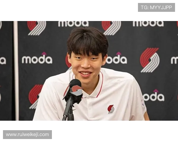 杨瀚森走进社区展现亲和力 比卢普斯专访揭秘开拓者新气象 杨瀚森走进社区展现亲和力 比卢普斯专访揭秘开拓者新气象