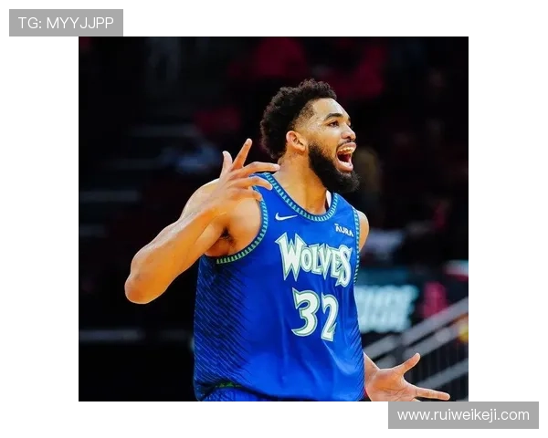 芬奇称赞迪林厄姆与里德默契配合内线突破终结展现出色团队进攻